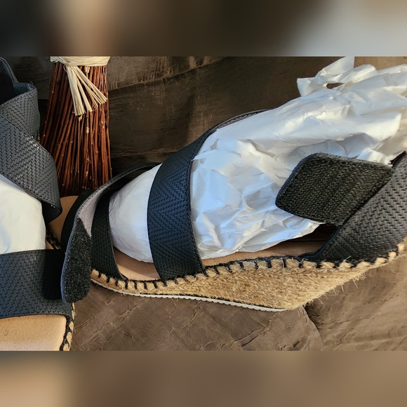 SHOES - Picture 8 of 11